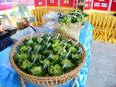 ข้าวเม่าคลุกมะพร้าวอ่อน